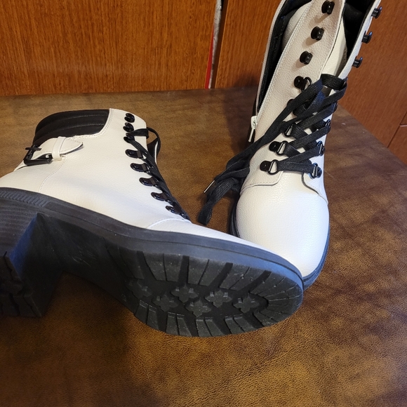 White and black boots - Picture 4 of 6